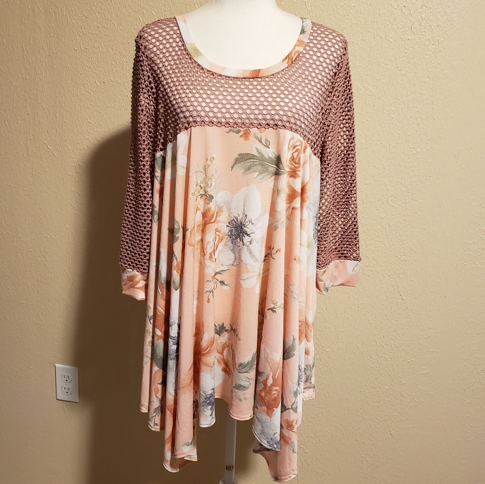 Peachy‎ Floral Plus Size Sharkbite Tunic Size 3X